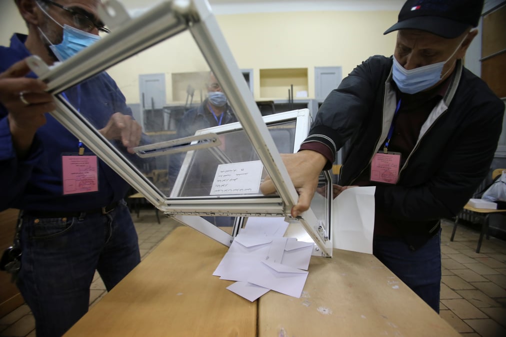 Algerie: la reforme de la constitution approuvee avec une abstention record