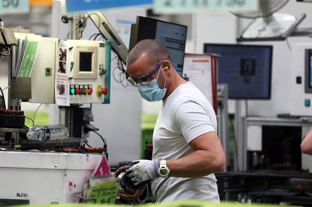 L'économie française a détruit des millions de postes dans l'industrie.