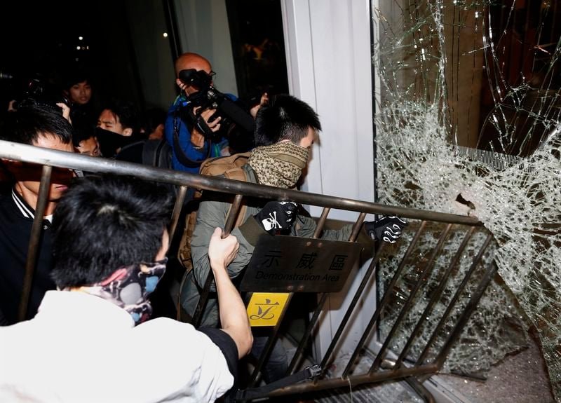 Des manifestants pénètrent dans le parlement de Hong Kong
