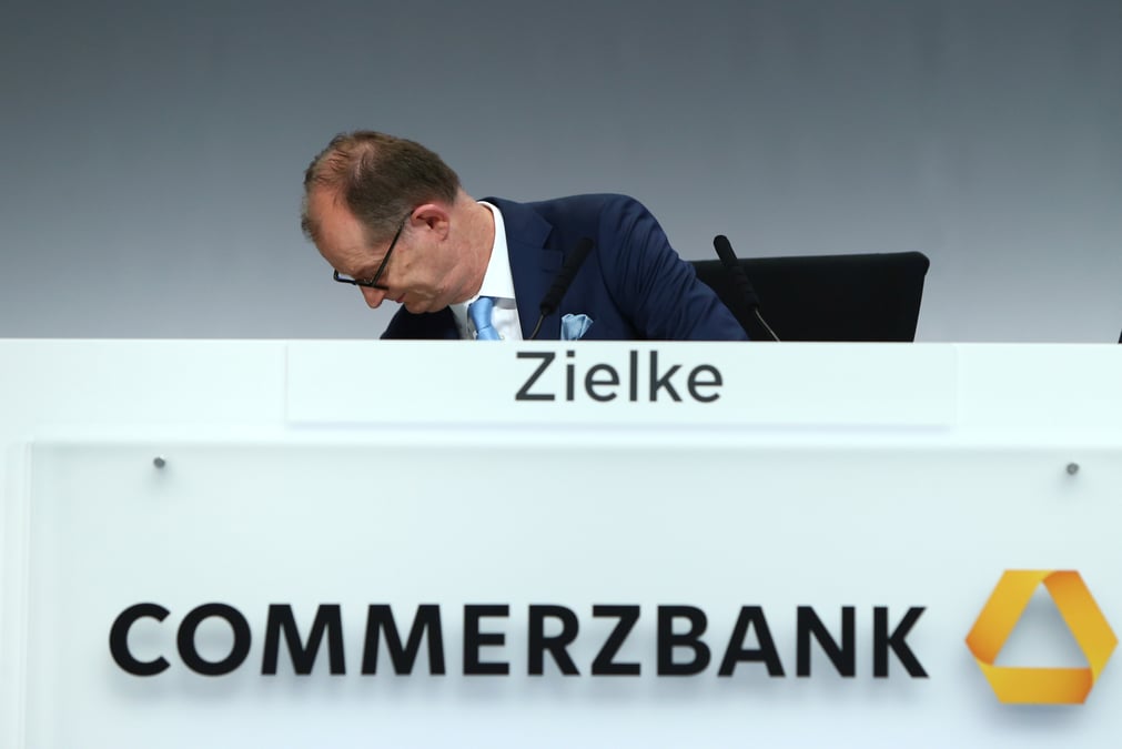 Commerzbank pourrait ajuster sa strategie apres l'echec d.bank
