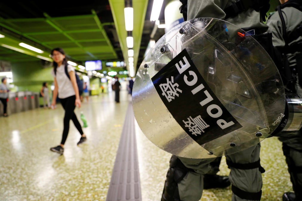 Climat tendu a hong kong apres un week-end de heurts et de perturbations