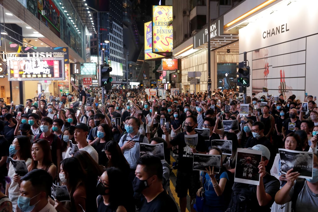 Revolte de manifestants a hong kong apres un tir a balle reelle de la police