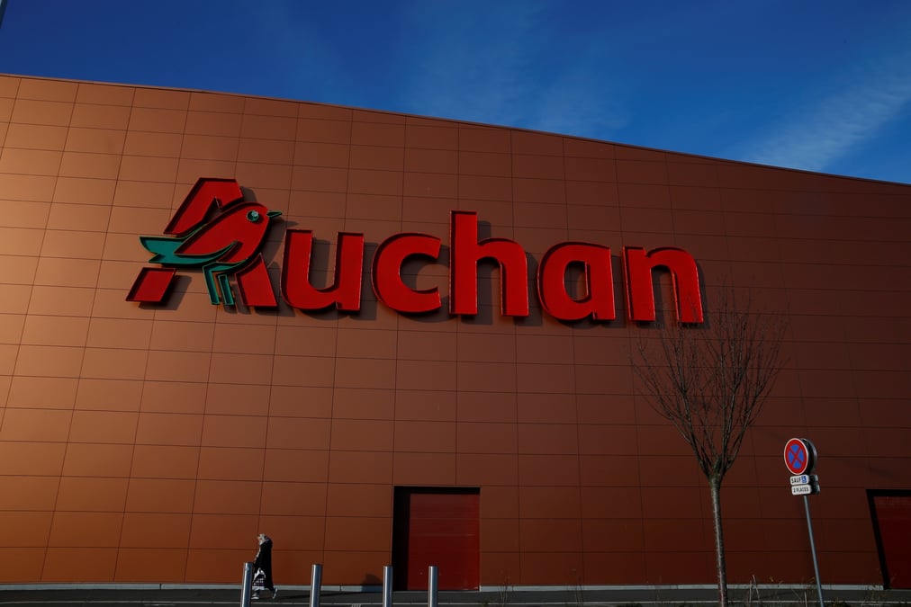 Auchan, qui a enchaîné les exercices compliqués ces dernières années, a annoncé mardi un vaste plan social menaçant un total de 2.389 emplois, prévoyant notamment la fermeture d'une dizaine de magasins et de trois entrepôts.