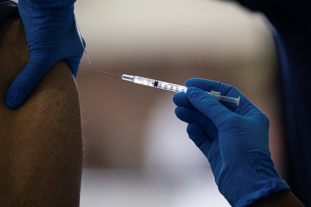 Coronavirus: les etats-unis etendent l'administration d'une troisieme dose de vaccin a tous les adultes