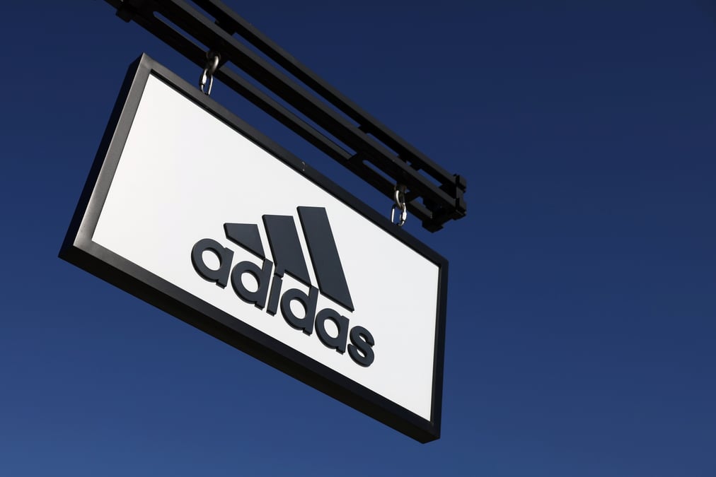 Photo d'archives: enseigne adidas sur le magasin woodbury common premium outlets a central valley, new york, etats-unis