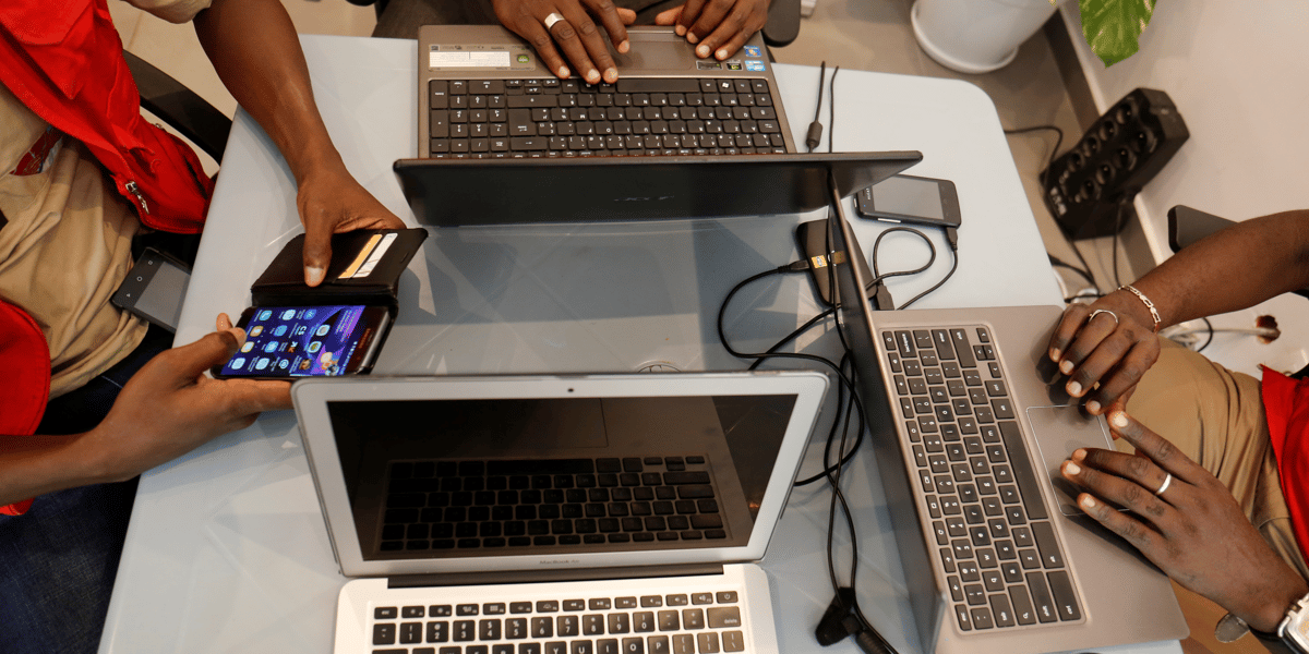 TIC PC Ordinateur laptop technologie smartphone internet jeunes startups informatique électronique général travail coworking