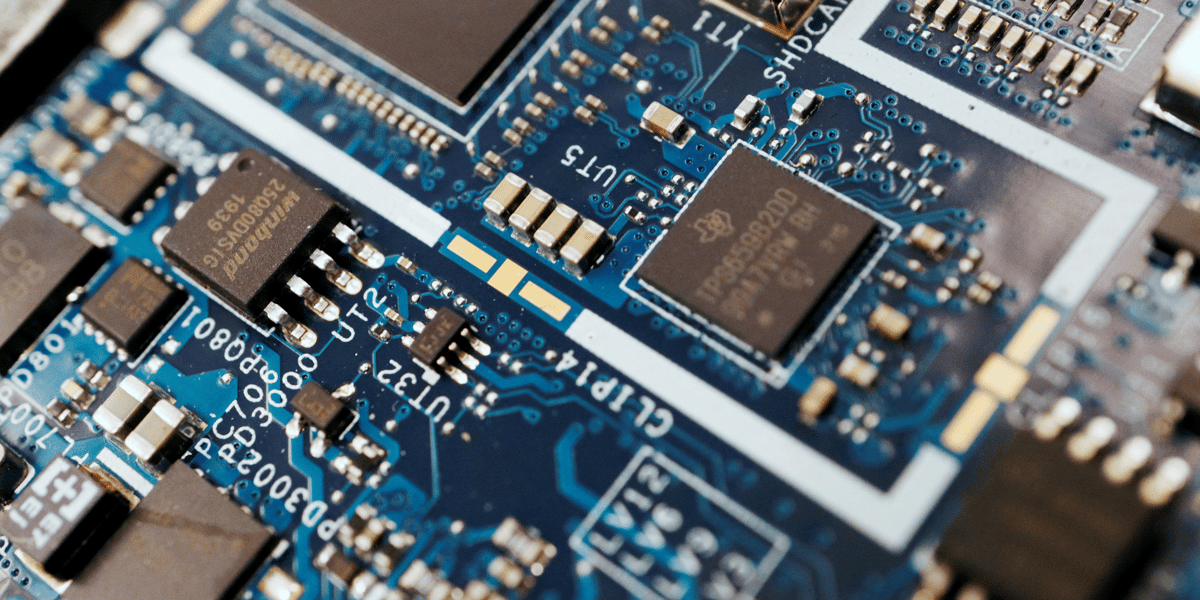 Des puces de semi-conducteurs sont visibles sur une carte de circuit imprime d'un ordinateur