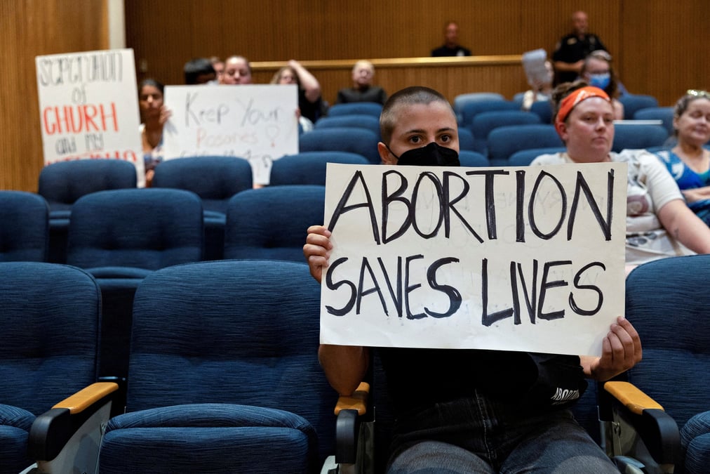 Des militants pour le droit a l'avortement lors d'un conseil municipal au texas