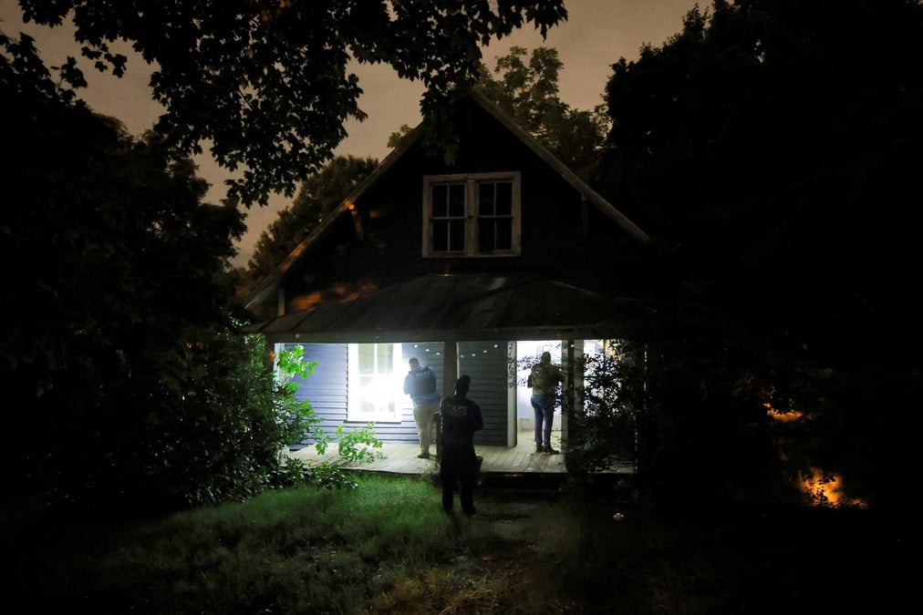 La police enquete sur l'ancienne maison du suspect de l'assassinat de trump, a greensboro