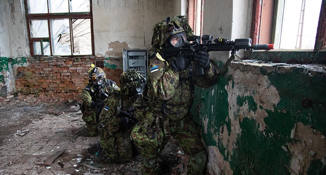 Exercice au combat urbain des forces armées estoniennes, le 11 mars 2025.