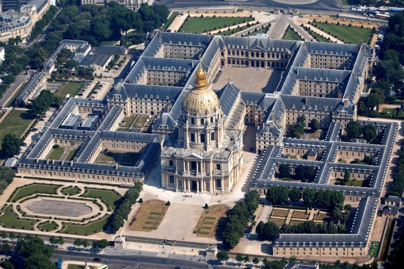 Un vehicule force l'entree principale des invalides