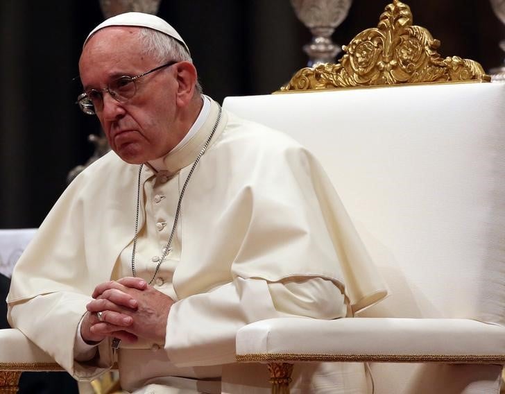Le pape francois defend les migrants