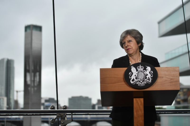 May veut un nouvel accord avec bruxelles sur la frontiere irlandaise
