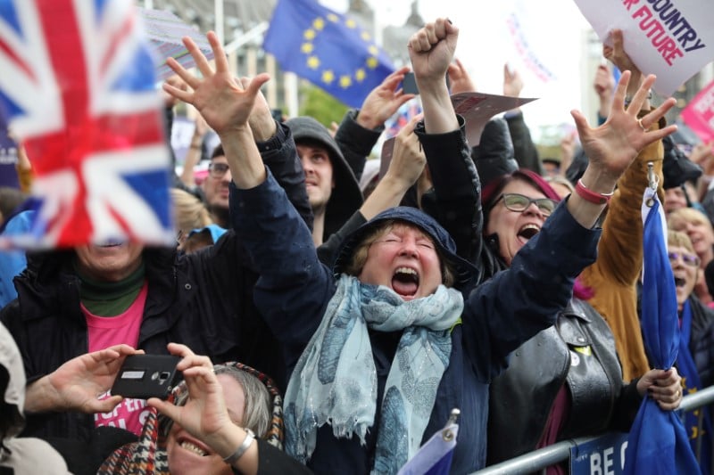 Les anti-brexit laissent exploser leur joie devant westminster