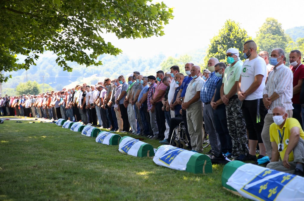 Recueillement en bosnie pour le 25e anniversaire du massacre de srebrenica