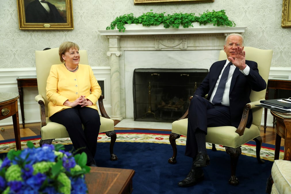 Biden et merkel promettent de restaurer les liens usa-allemagne
