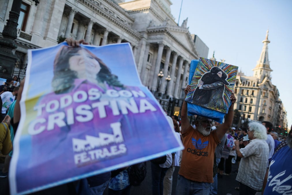 Des partisans de la vice-presidente argentine cristina fernandez de kirchner manifestant devant le congres national