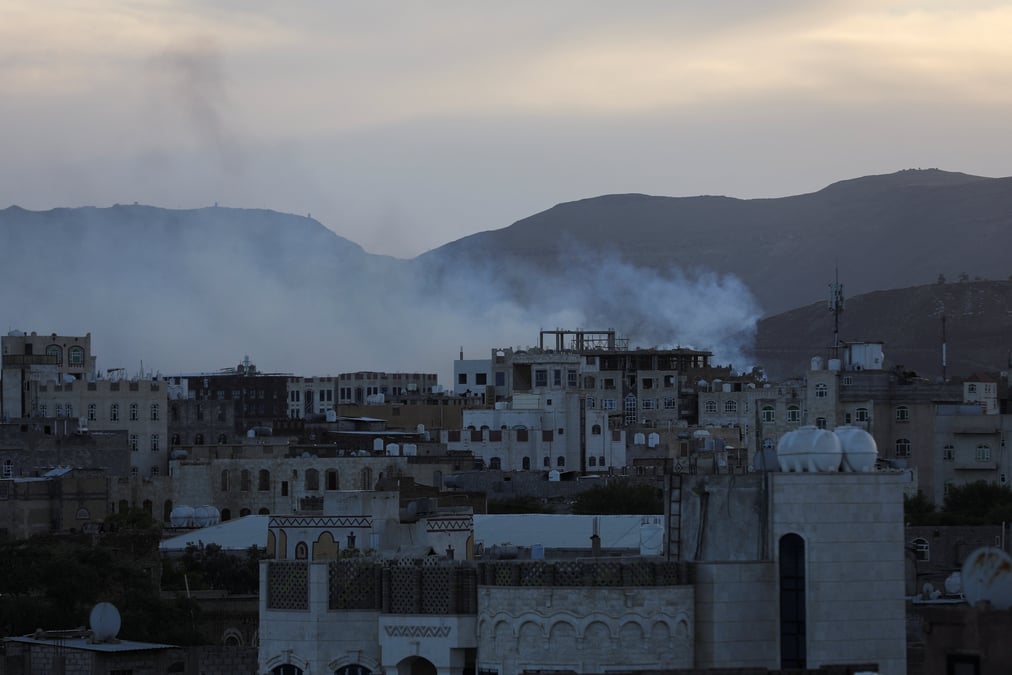 De la fumee apres des frappes a sanaa