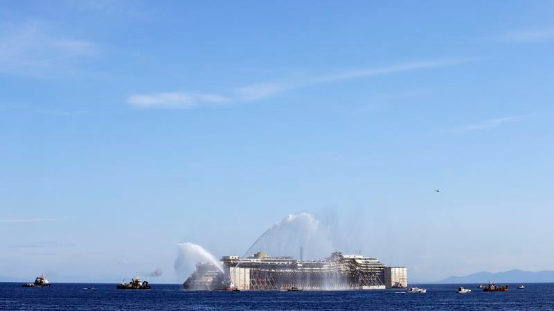 Le Costa Concordia entame son dernier voyage vers Gênes