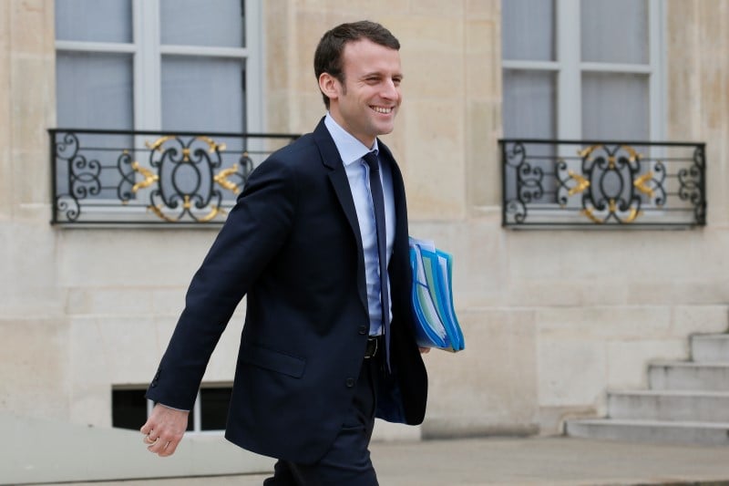 Emmanuel macron suscite interet et crispations avec son mouvement "en marche !"