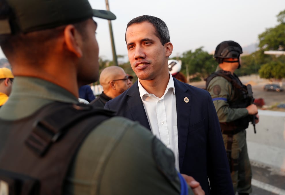 Gaz lacrymogenes tires sur guaido a caracas