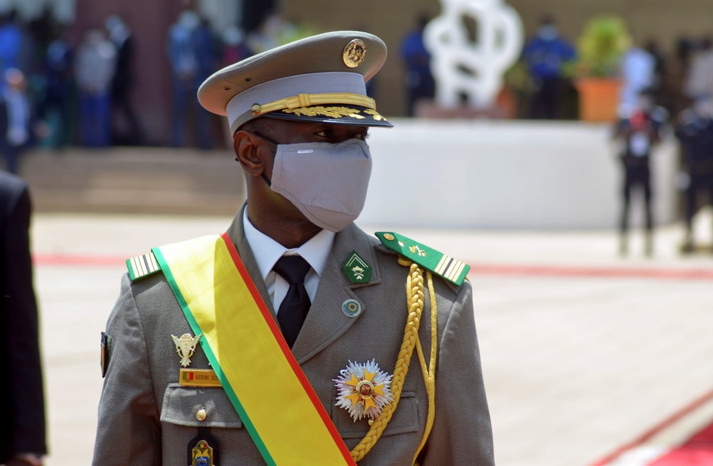 Mali: le president assimi goita attaque dans la grande mosquee de bamako