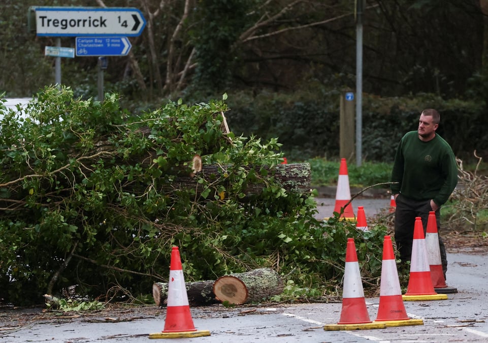 Tempete eunice: 155.000 foyers britanniques toujours prives d'electricite