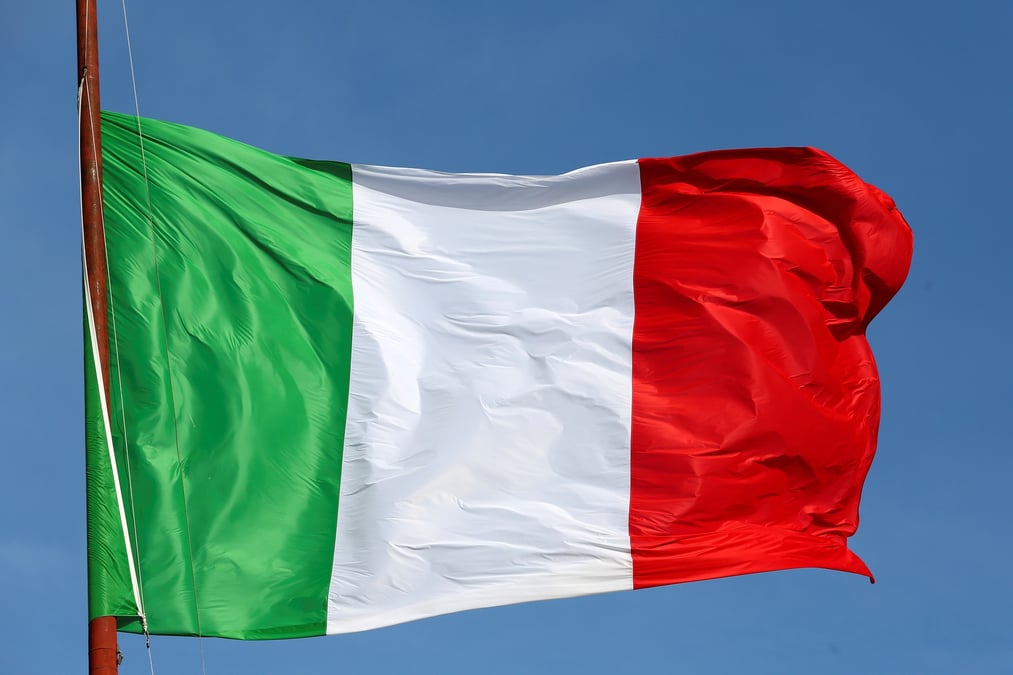 Le drapeau italien flotte devant l'"altare della patria", egalement connu sous le nom de "vittoriano", dans le centre de rome