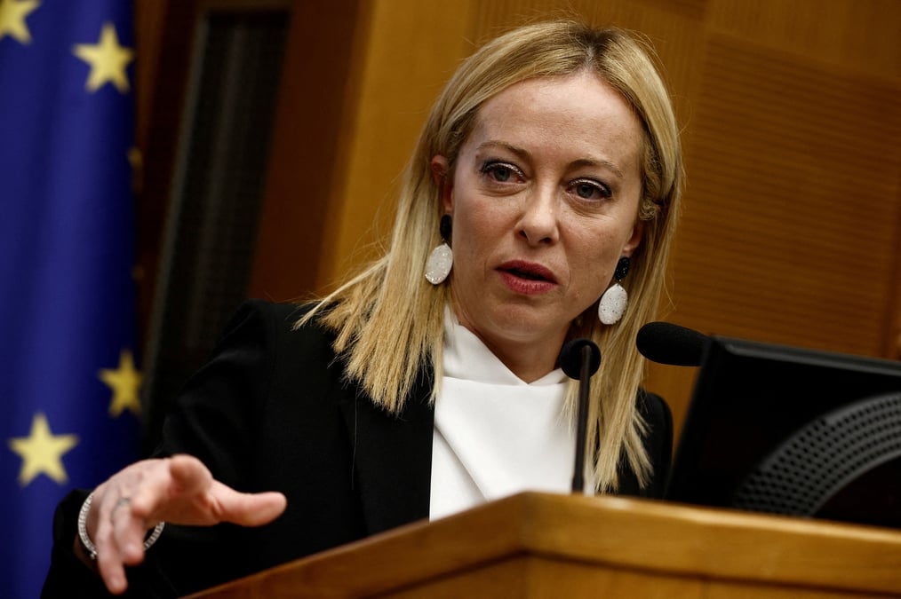 La presidente du conseil italien, giorgia meloni, lors d'une reunion avec les deputes de son parti