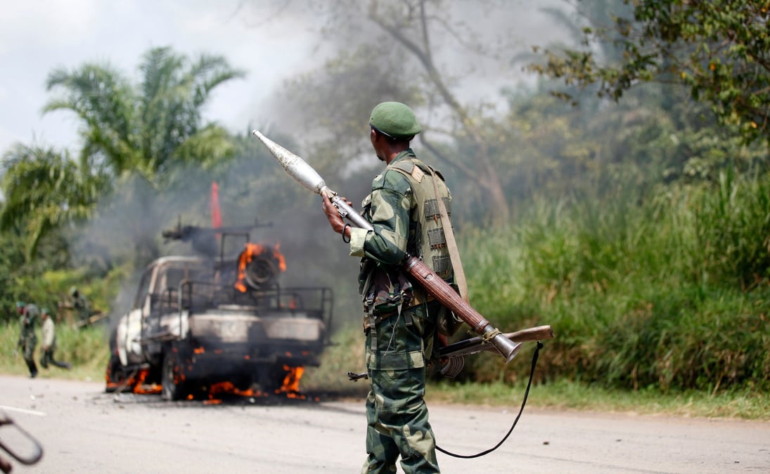 Un soldat congolais des forces armees de la republique democratique du congo (fardc) regarde son vehicule en feu