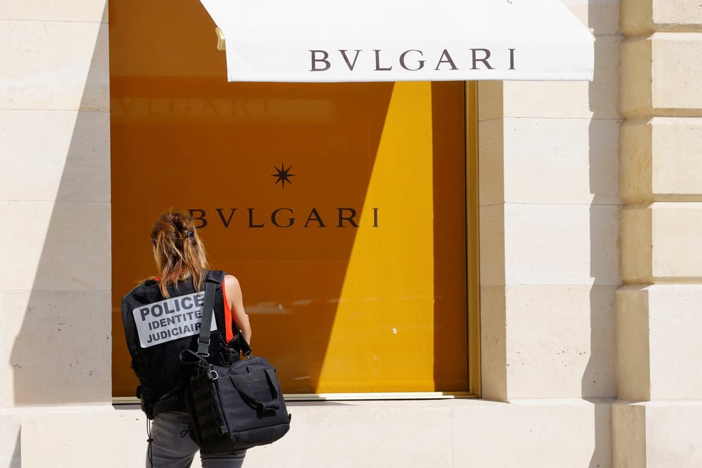 La police judiciaire devant la boutique bulgari a paris apres un braquage en 2021