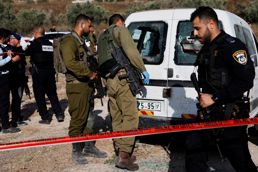 Des soldats israeliens inspectent la scene d'une fusillade pres de naplouse