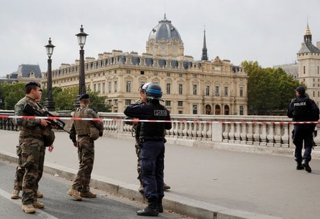 Cinq arrestations apres l'attaque a la prefecture de police de paris