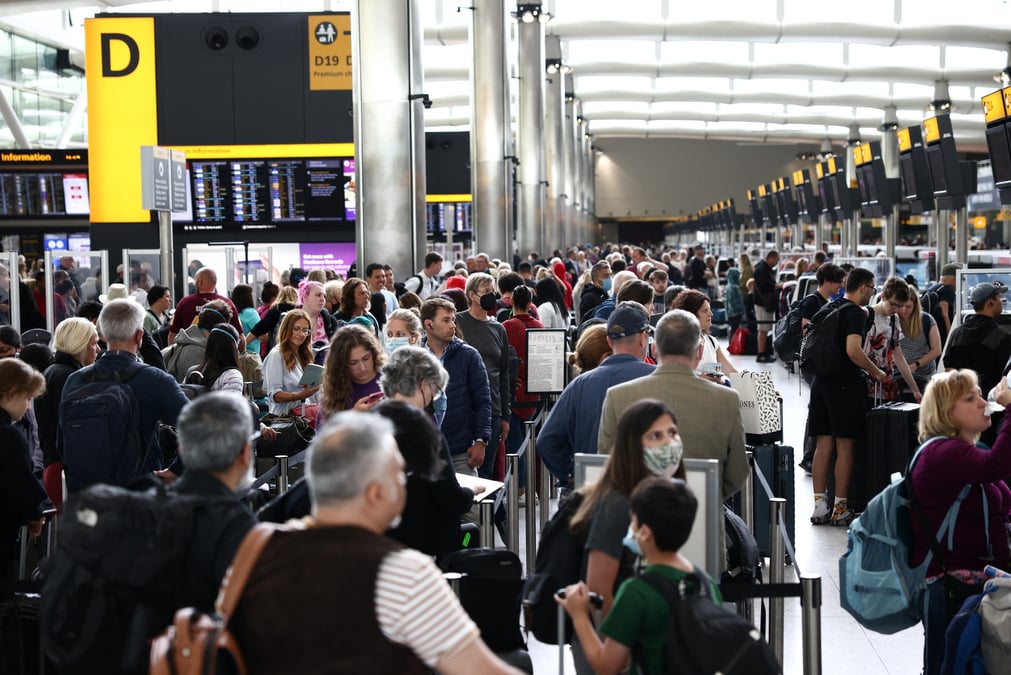 Grande-bretagne: l'aeroport d'heathrow plafonne le nombre de passagers au depart a 100.000 par jour