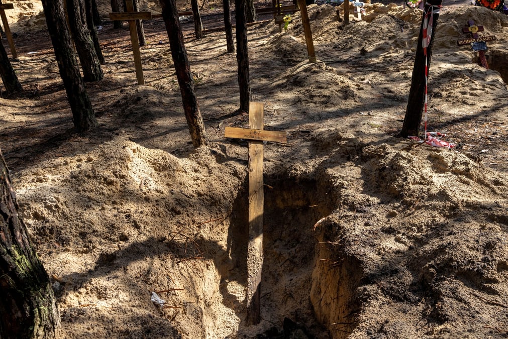 Une croix est vue sur une tombe en foret lors d'une exhumation a izioum
