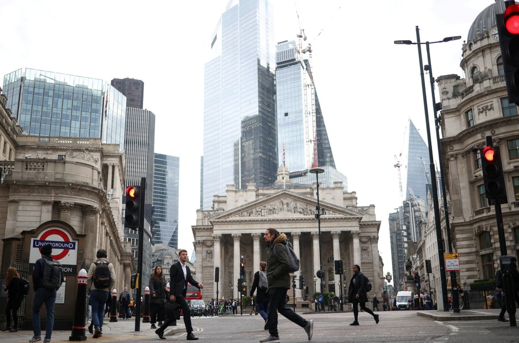 Photo d'archives des gens qui marchent dans le quartier des affaires et de la finance a londres