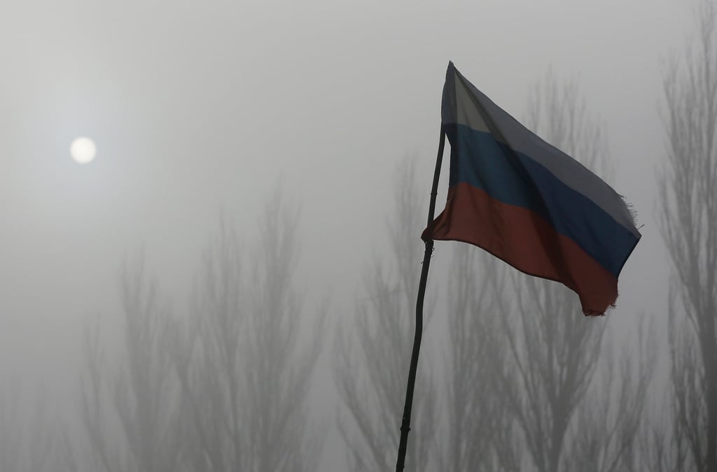 Le drapeau russe a l'exterieur de la ville de gorlovka au nord-est de donetsk
