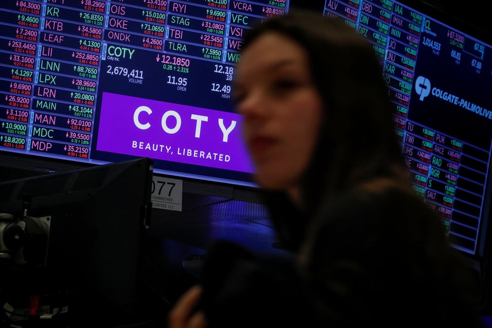 Un ecran affichant le logo et les informations de negociation de coty a la bourse de new york