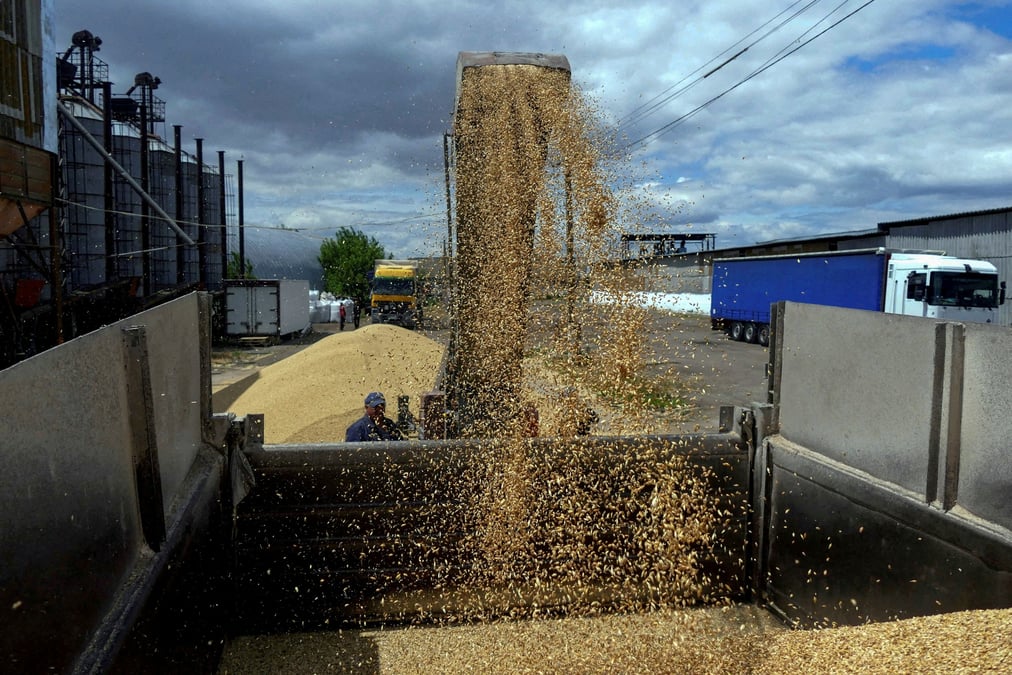 Photo d'archives d'un travailleur qui charge un camion de cereales dans un terminal pendant la recolte de l'orge dans la region d'odessa