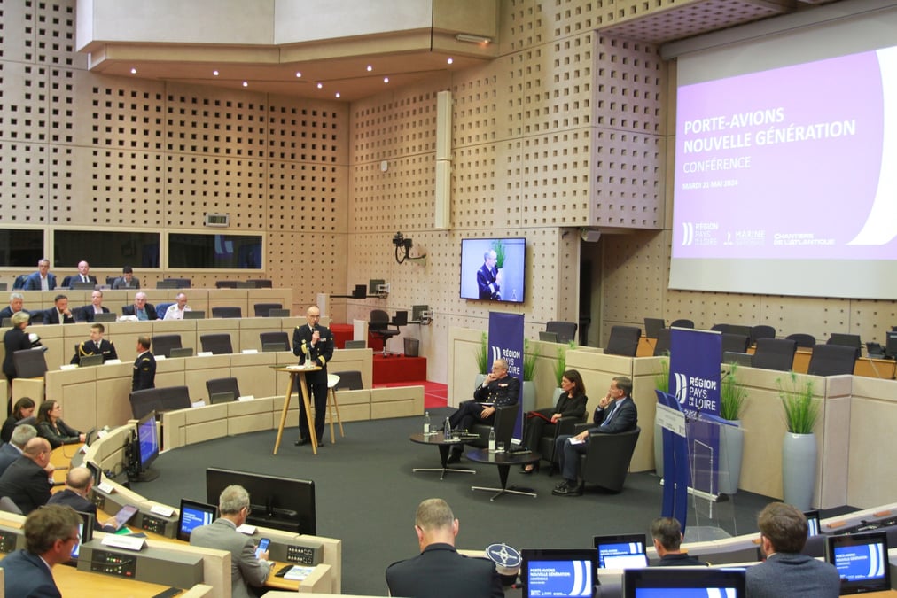 Ce mardi 21 mai, l’amiral Nicolas Vaujour, Laurent Castaing, le directeur des Chantiers de l’Atlantique, et la présidente de région Christelle Morançais ont présenté à Nantes le chantier du futur porte-avions nouvelle génération.