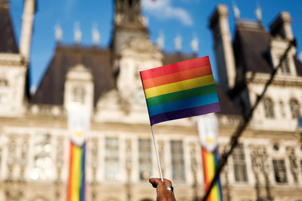 Le drapeau lgbtqia+ devant la mairie de paris