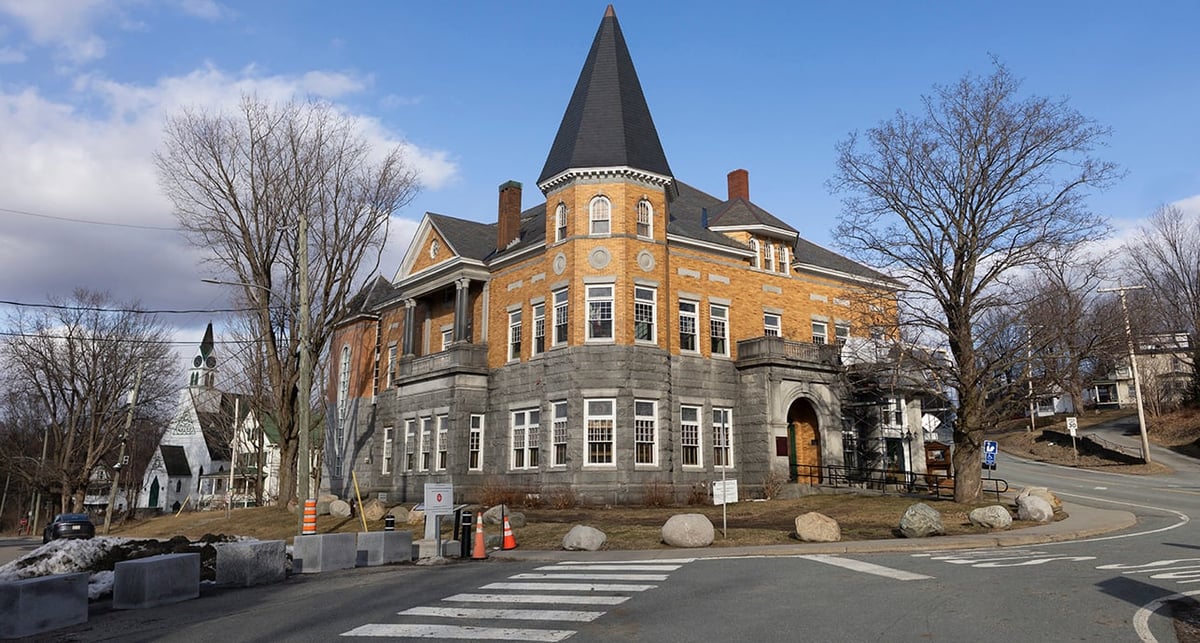 La bibliothèque et l'opéra Haskell Free Library and Opera House, construits directement sur la frontière internationale entre les États-Unis (à droite) et le Canada (à gauche), vus depuis Derby Line, dans le Vermont, aux États-Unis.
