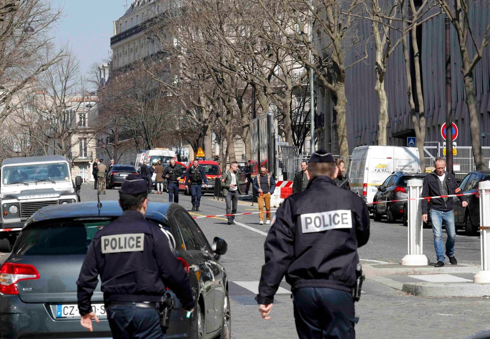 Explosion d'une enveloppe piegee au fmi a paris