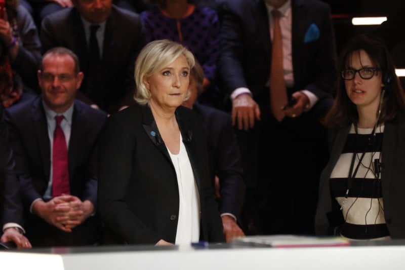 Le pen devance macron et fillon, selon un sondage opinionway