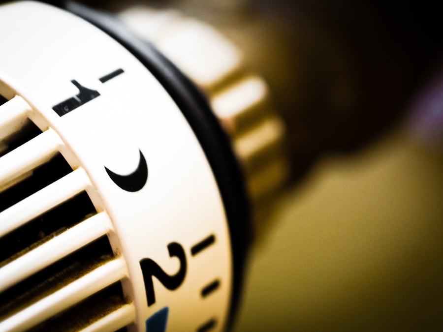 Survoltage permet d'automatiser la gestion des appareils électriques des particuliers, favorisant ainsi des usages sur des créneaux où l'électricité produite est décarbonée et moins cher.