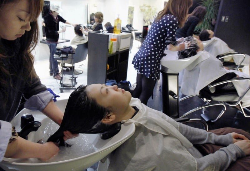 Japon: leger ralentissement du secteur des services en septembre, selon l'indice pmi