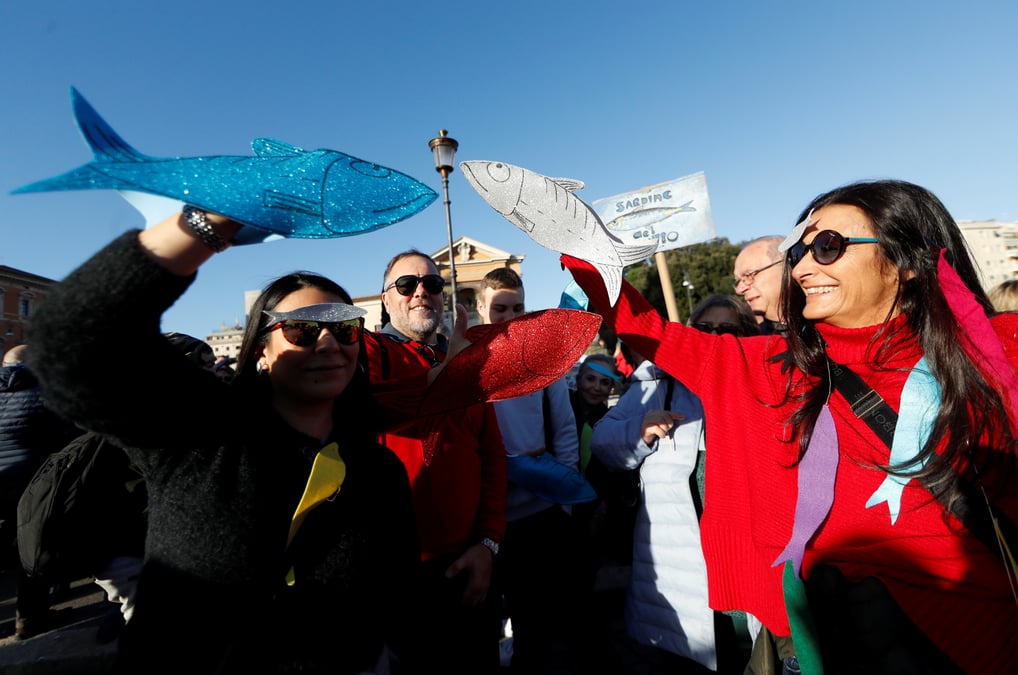 Italie: des milliers de "sardines" defilent contre salvini