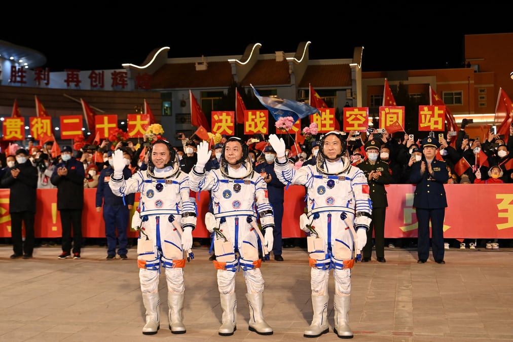 Les taikonautes fei junlong, deng qingming et zhang lu lors d'une ceremonie avant le lancement de la capsule shenzhou-15