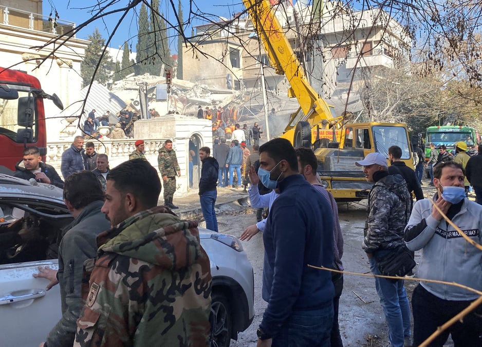 Des personnes inspectent un site endommage par une frappe israelienne a damas
