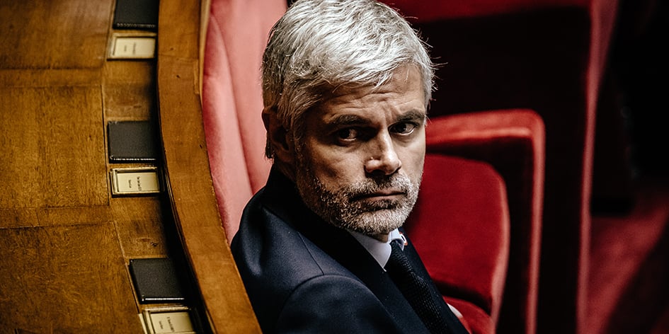 Le président du groupe parlementaire de la Droite Républicaine, Laurent Wauquiez, s'exprime après une séance de questions à l'Assemblée nationale française et lors d'une discussion pour le vote de la motion de censure.